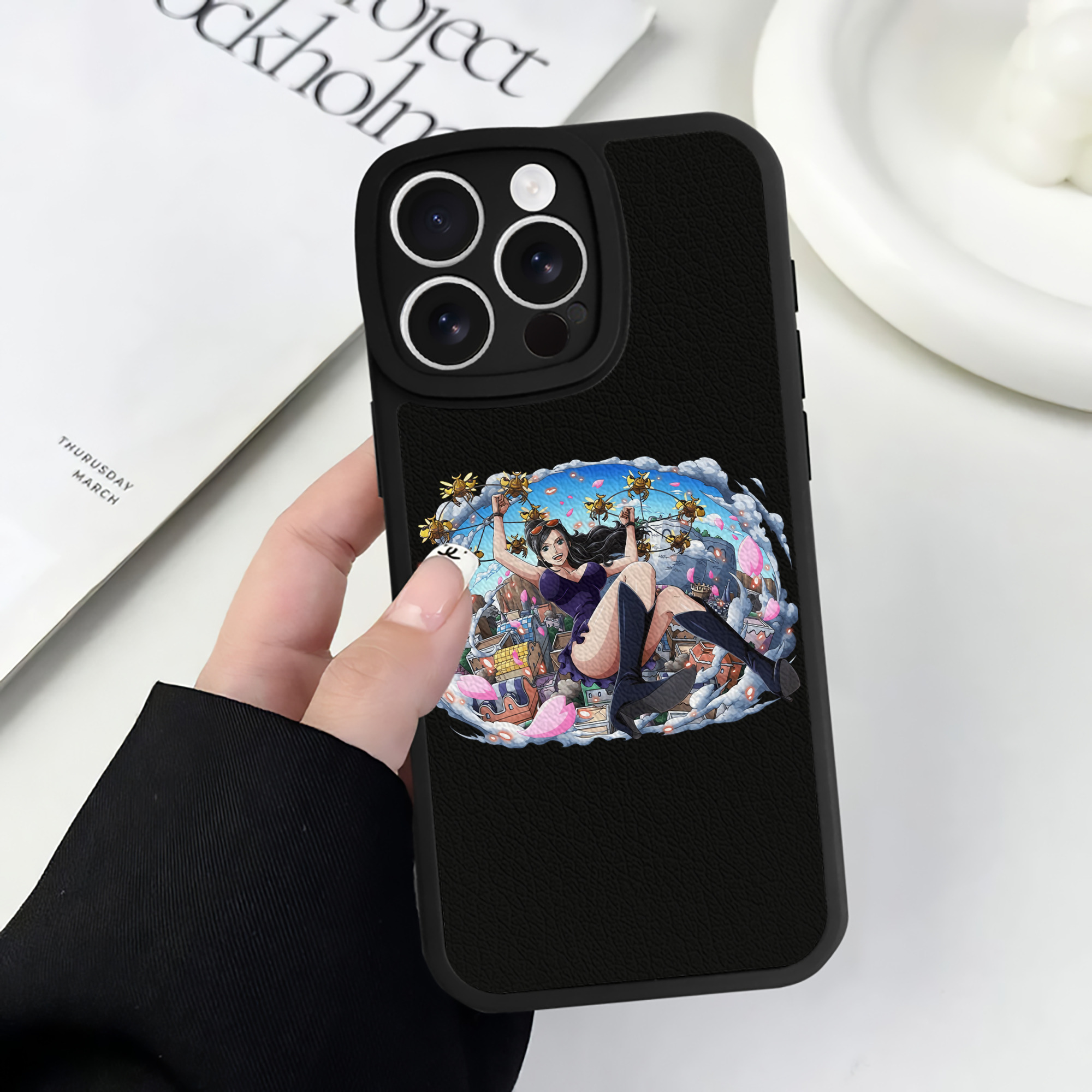 （画像用） ワンピース ニコ・ロビン ONE PIECE Nico Robin 【iPhone 16シリーズ対応】シリコンスマホケース（レザー調） 材質：シリコン